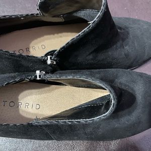 Torrid suede ankle booties size 7W